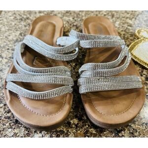 Cushionaire Memory‎ Foam Flat Sandals Size 10 Silver Open Toes Studded Strappy